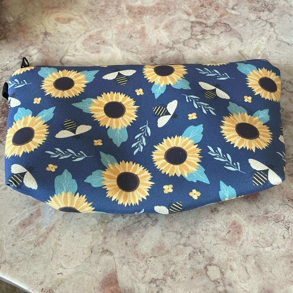 New In Packaging~Woman’s Padded Blue Sunflower/Daisy Zippered Cosmetic Bag